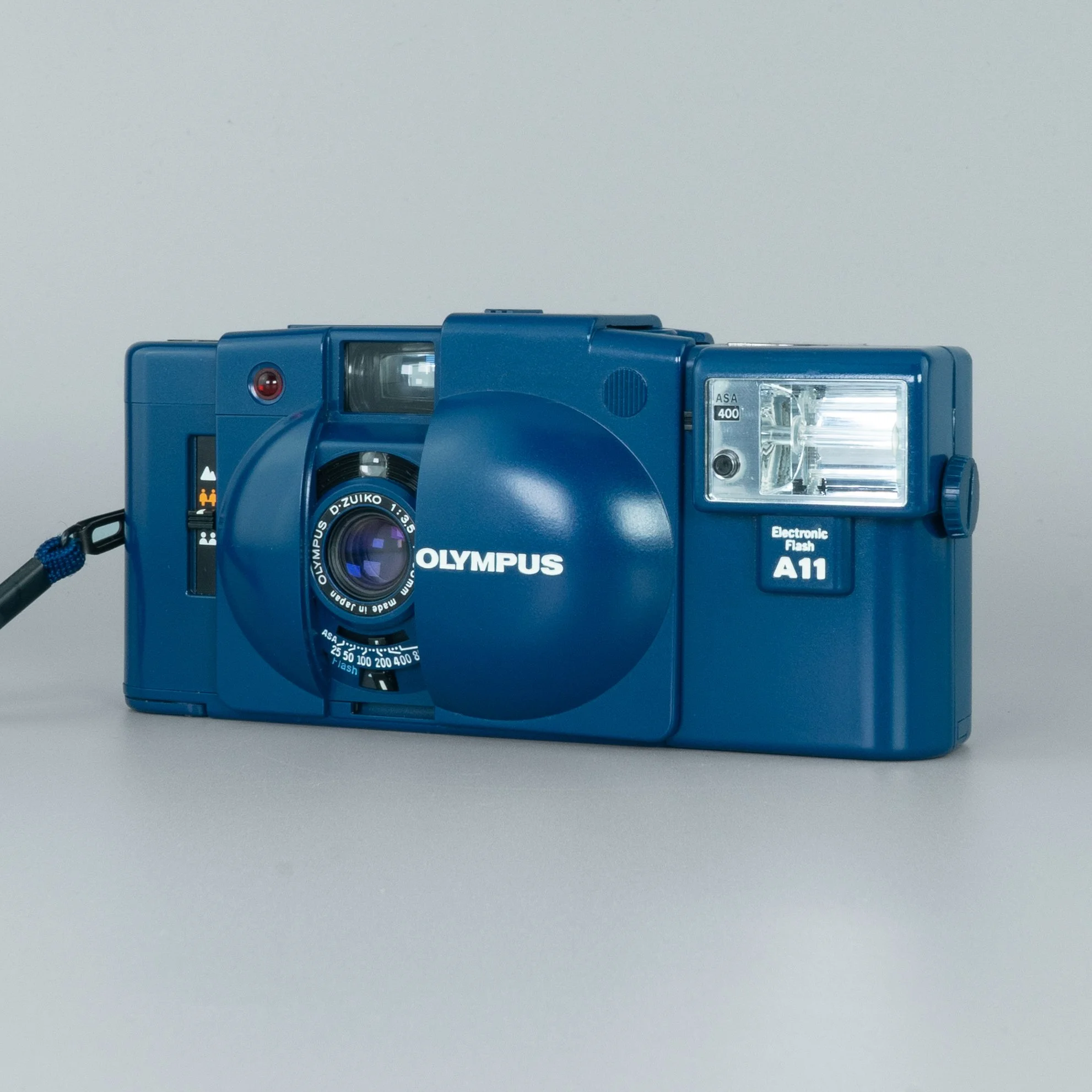 【昭和レトロ】シティブルー OLYMPUS 35mm カメラ XA2 A11 昭和レトロ】シティブルー OLYMPUS 35mm カメラ XA2 A11